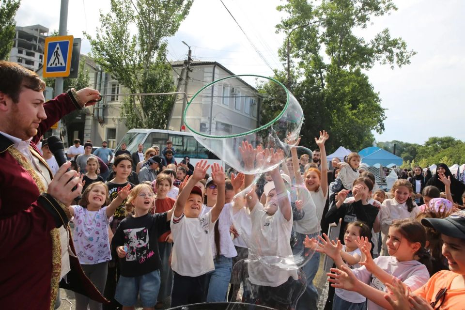 Занимательные конкурсы и феерическое шоу с пузырями, заводные аниматоры, бесплатное мороженое и пончики – участники Гастрономического фестиваля получили огромное удовольствие, побывав на празднике в самом уютном месте...