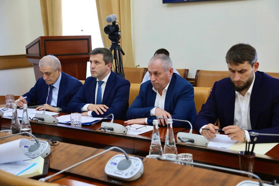 Магомед Рамазанов провел встречи с руководством промышленных предприятий Дагестана Магомед Рамазанов провел встречи с руководством промышленных предприятий Дагестана