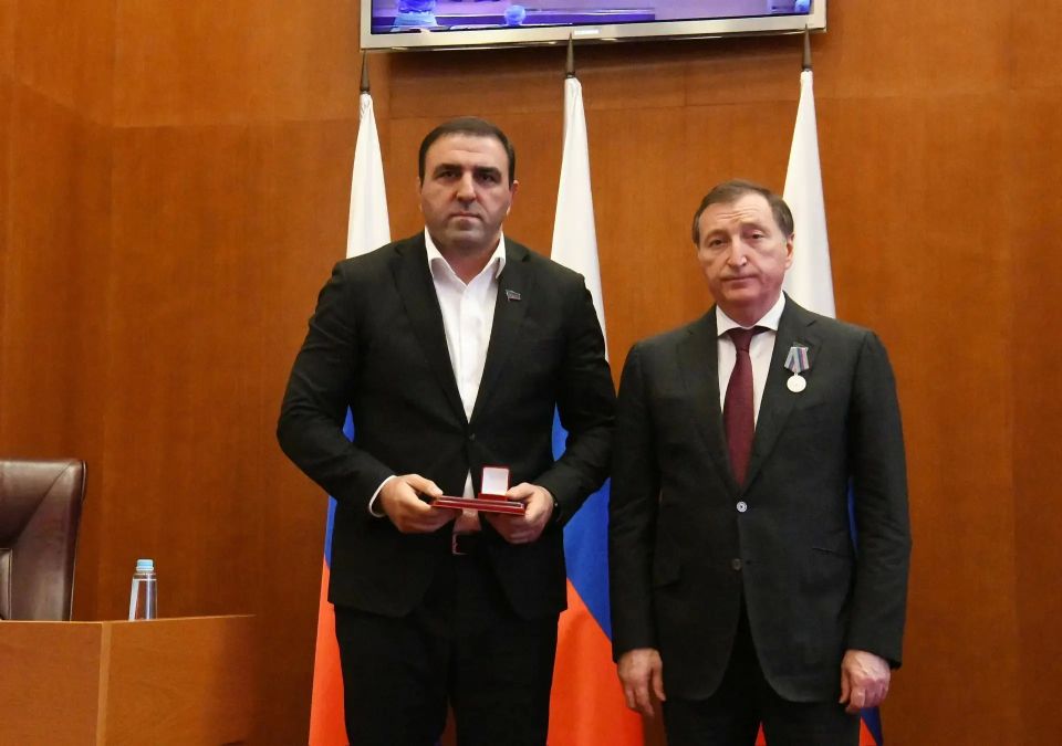 Заур Аскендеров наградил депутатов парламента Дагестана на заключительной сессии Заур Аскендеров наградил депутатов парламента Дагестана на заключительной сессии