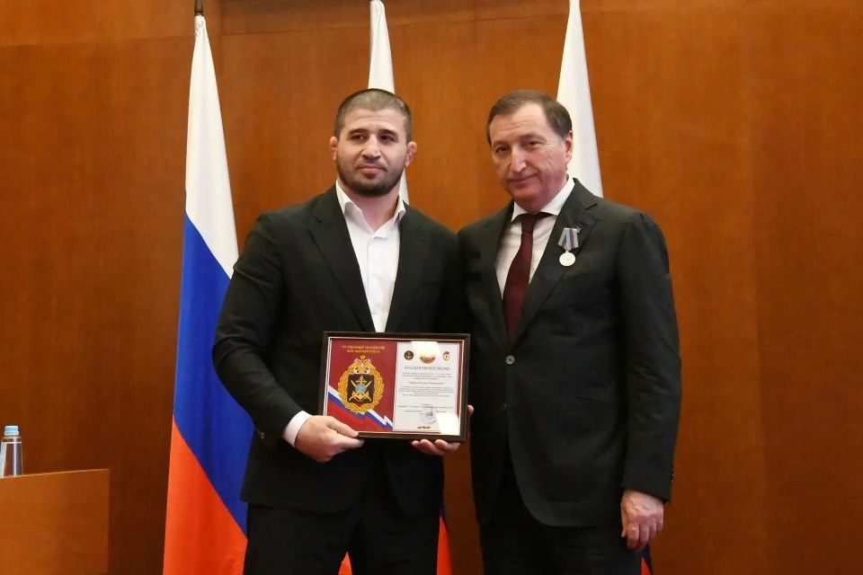 Заур Аскендеров наградил депутатов парламента Дагестана на заключительной сессии Заур Аскендеров наградил депутатов парламента Дагестана на заключительной сессии