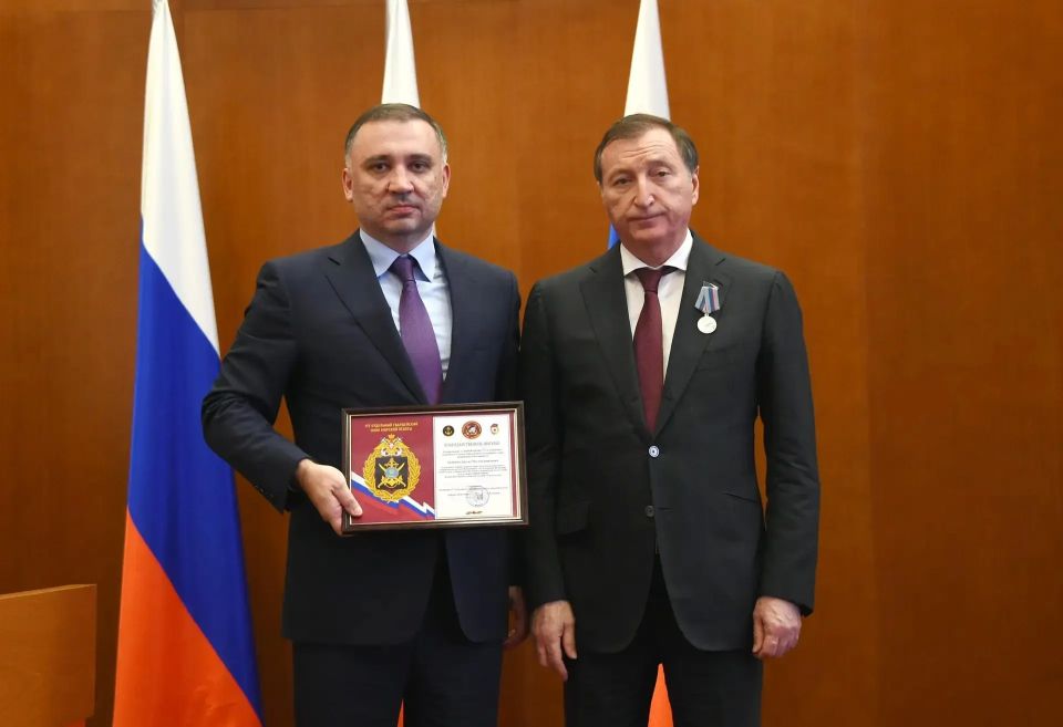 Заур Аскендеров наградил депутатов парламента Дагестана на заключительной сессии Заур Аскендеров наградил депутатов парламента Дагестана на заключительной сессии