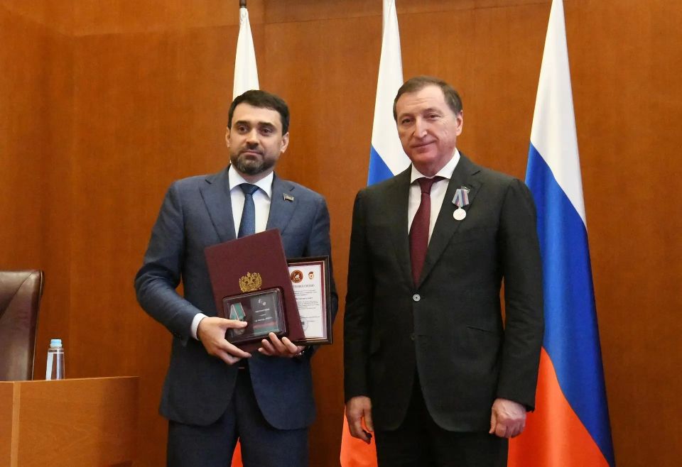 Заур Аскендеров наградил депутатов парламента Дагестана на заключительной сессии Заур Аскендеров наградил депутатов парламента Дагестана на заключительной сессии