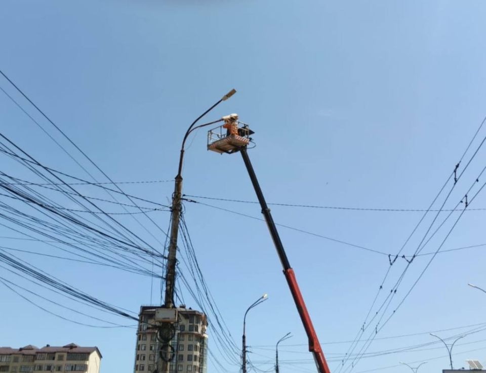 В настоящее время работники МБУ "Благоустройство г. Махачкалы" проводят устранение повреждений, замену и ремонт светильников на объектах уличного освещения по Проспект Али-Гаджи Акушинского