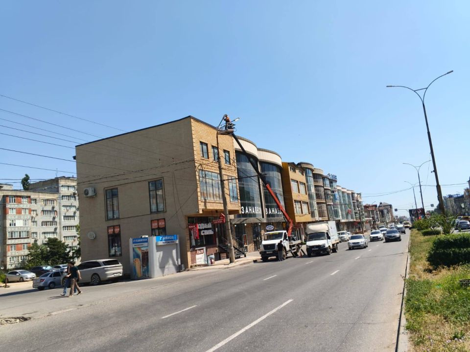 В настоящее время работники МБУ "Благоустройство г. Махачкалы" проводят устранение повреждений, замену и ремонт светильников на объектах уличного освещения по Проспект Али-Гаджи Акушинского В настоящее время работники МБУ "Благоустройство г. Махачкалы" проводят устранение повреждений, замену и ремонт светильников на объектах уличного освещения по Проспект Али-Гаджи Акушинского