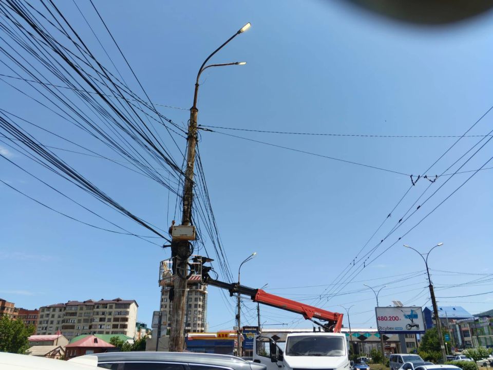 В настоящее время работники МБУ "Благоустройство г. Махачкалы" проводят устранение повреждений, замену и ремонт светильников на объектах уличного освещения по Проспект Али-Гаджи Акушинского В настоящее время работники МБУ "Благоустройство г. Махачкалы" проводят устранение повреждений, замену и ремонт светильников на объектах уличного освещения по Проспект Али-Гаджи Акушинского