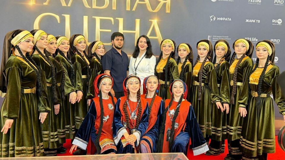 Ансамбль «Симург» из Махачкалы взял Гран-при на телевизионной премии «Главная сцена. Лидеры в Кремле»