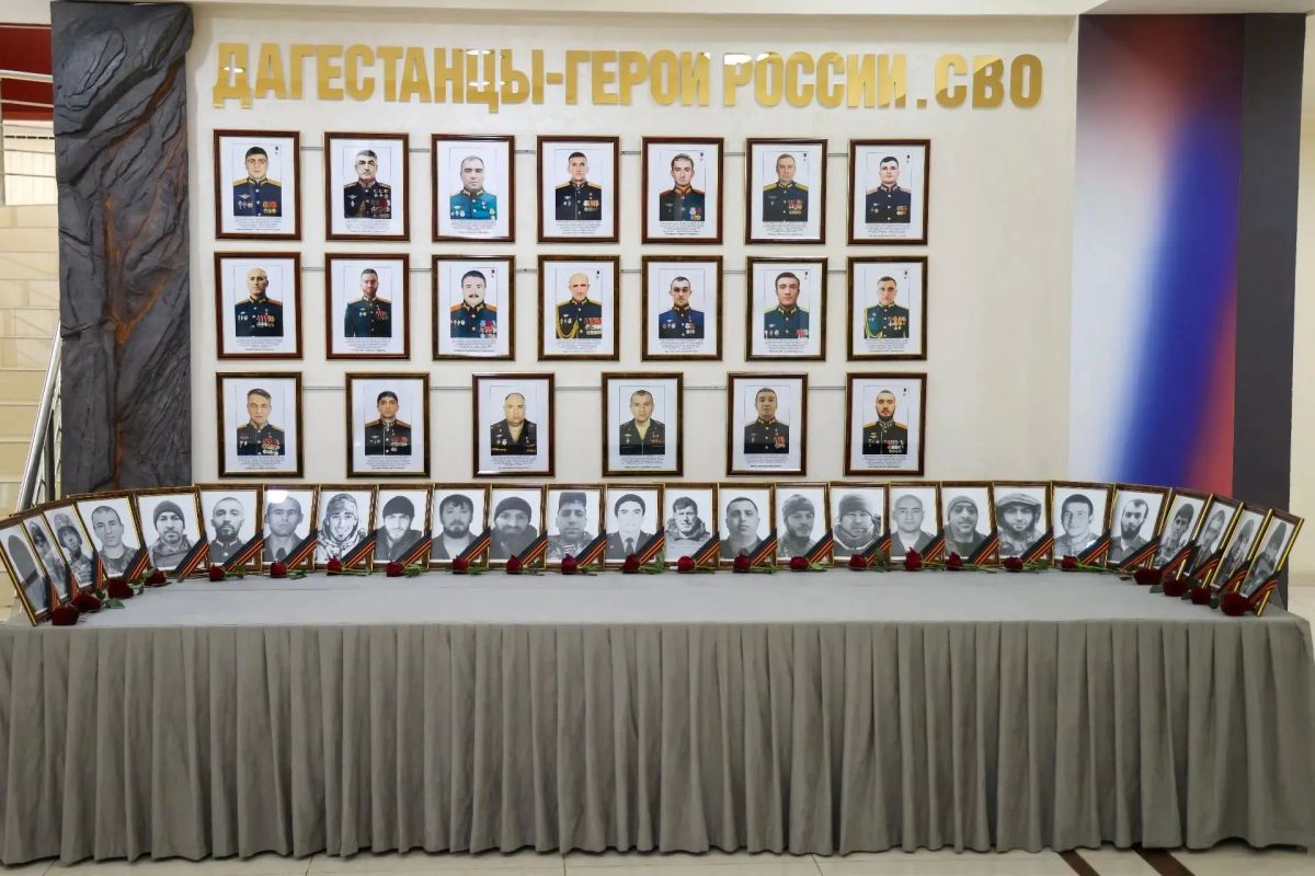 Фёдор Щукин встретился с семьями погибших участников СВО и возложил цветы к портретам воинов Фёдор Щукин встретился с семьями погибших участников СВО и возложил цветы к портретам воинов