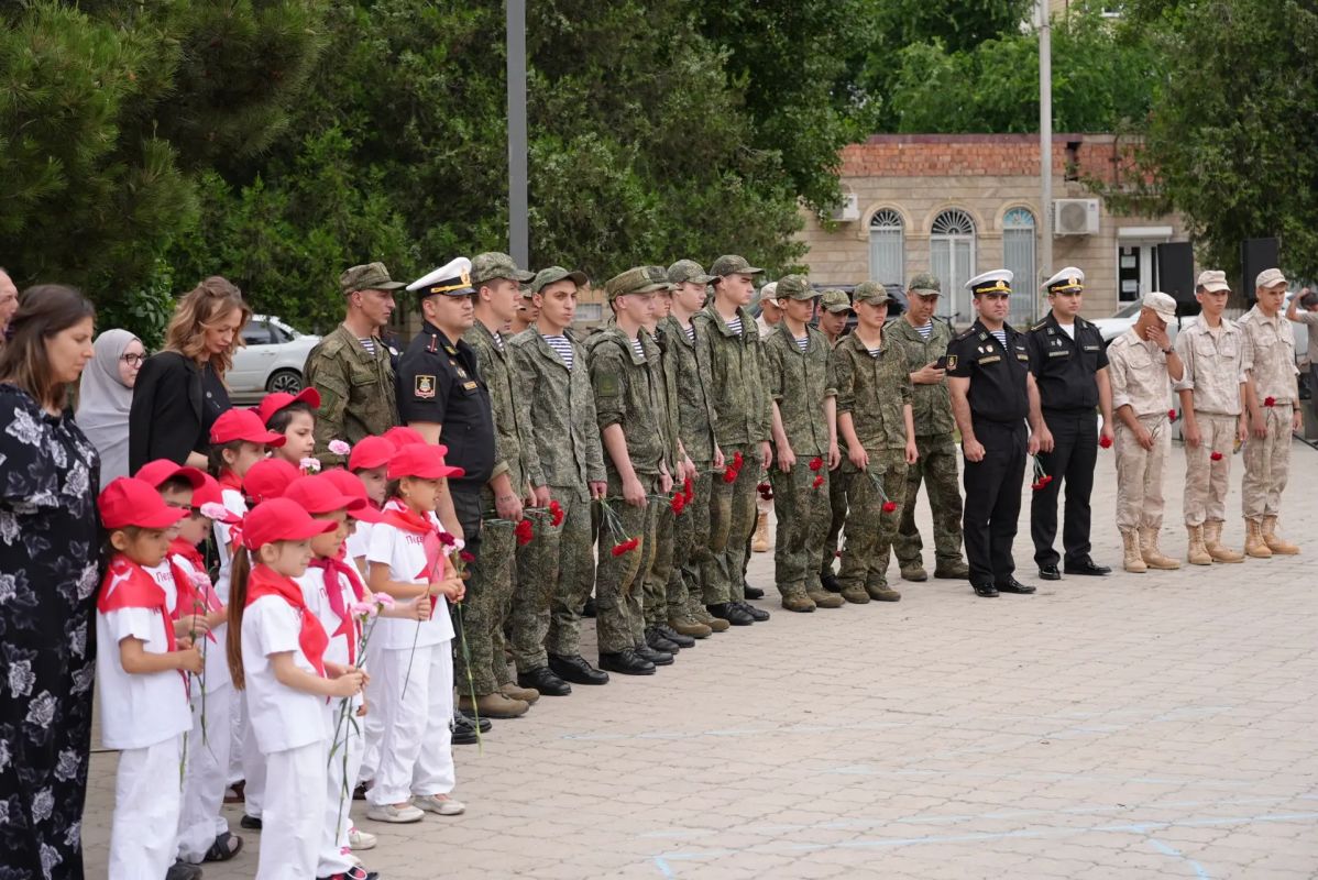 В Каспийске состоялось памятное мероприятие, посвященное памяти героев, отдавших свои жизни за Родину В Каспийске состоялось памятное мероприятие, посвященное памяти героев, отдавших свои жизни за Родину
