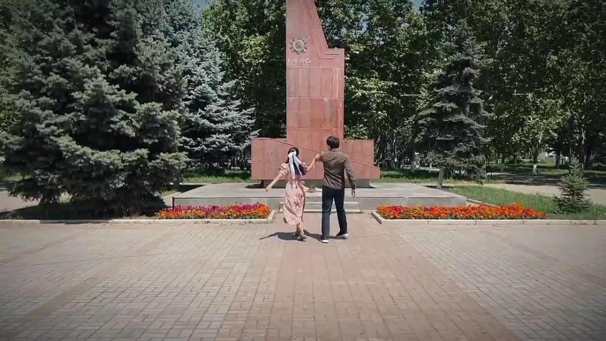 В День памяти и скорби студенты Индустриальнопромышленного колледжа исполнили у Вечного огня танец «Эхо сорок первого»