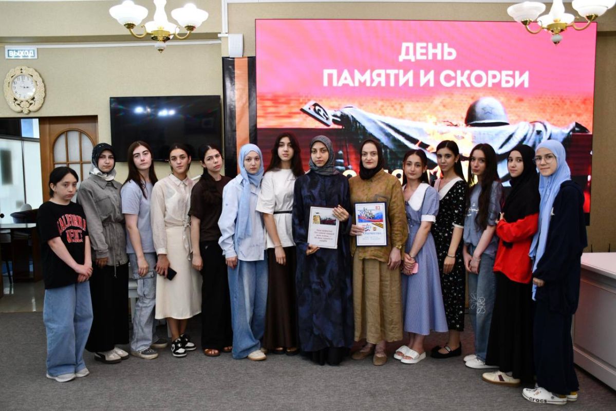 Мы помним подвиг ваш, героев имена… Мы помним подвиг ваш, героев имена…
