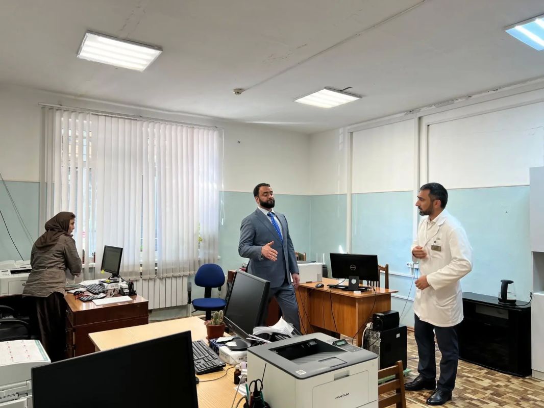 Врио министра Алиомар Ахмедов провел обход в подразделениях Республиканской психиатрической больницы в г. Буйнакске Врио министра Алиомар Ахмедов провел обход в подразделениях Республиканской психиатрической больницы в г. Буйнакске