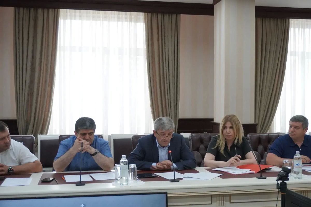 На заседании, под председательством Чарака Чаракова также присутствовали заместитель Врио министра МЧС Дагестана Эльдар Атаев, члены Общественного совета при МЧС Республики Дагестан, а также руководители подведомственных... На заседании, под председательством Чарака Чаракова также присутствовали заместитель Врио министра МЧС Дагестана Эльдар Атаев, члены Общественного совета при МЧС Республики Дагестан, а также руководители подведомственных...
