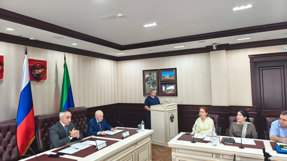 На заседании, под председательством Чарака Чаракова также присутствовали заместитель Врио министра МЧС Дагестана Эльдар Атаев, члены Общественного совета при МЧС Республики Дагестан, а также руководители подведомственных... На заседании, под председательством Чарака Чаракова также присутствовали заместитель Врио министра МЧС Дагестана Эльдар Атаев, члены Общественного совета при МЧС Республики Дагестан, а также руководители подведомственных...