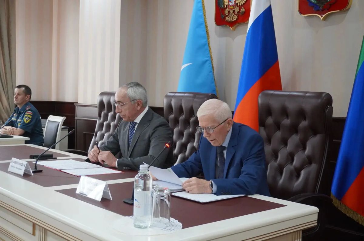 На заседании, под председательством Чарака Чаракова также присутствовали заместитель Врио министра МЧС Дагестана Эльдар Атаев, члены Общественного совета при МЧС Республики Дагестан, а также руководители подведомственных... На заседании, под председательством Чарака Чаракова также присутствовали заместитель Врио министра МЧС Дагестана Эльдар Атаев, члены Общественного совета при МЧС Республики Дагестан, а также руководители подведомственных...