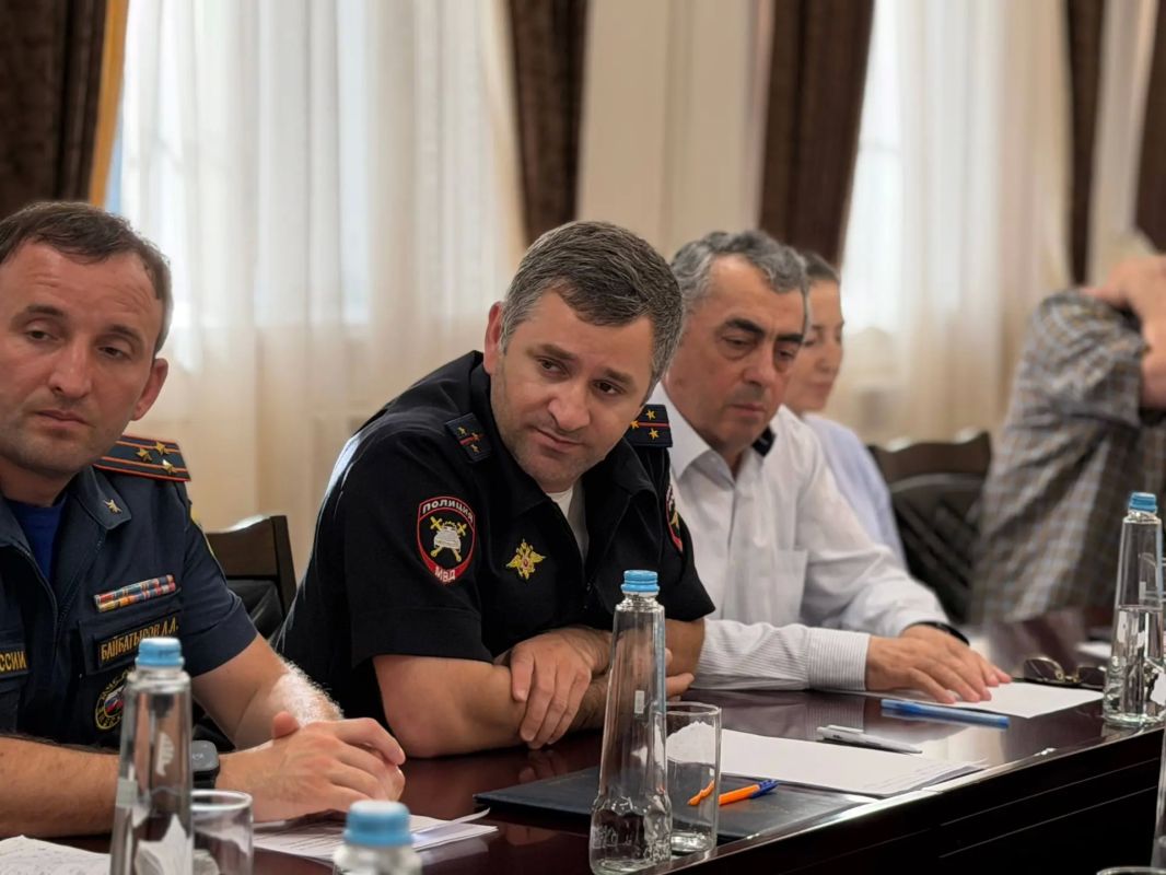 В рамках совещания по вопросам обеспечения безопасности туристов представители профильных ведомств проинформировали участников о проводимой работе и дополнительных мерах контроля, реализуемых в период туристического сезона В рамках совещания по вопросам обеспечения безопасности туристов представители профильных ведомств проинформировали участников о проводимой работе и дополнительных мерах контроля, реализуемых в период туристического сезона