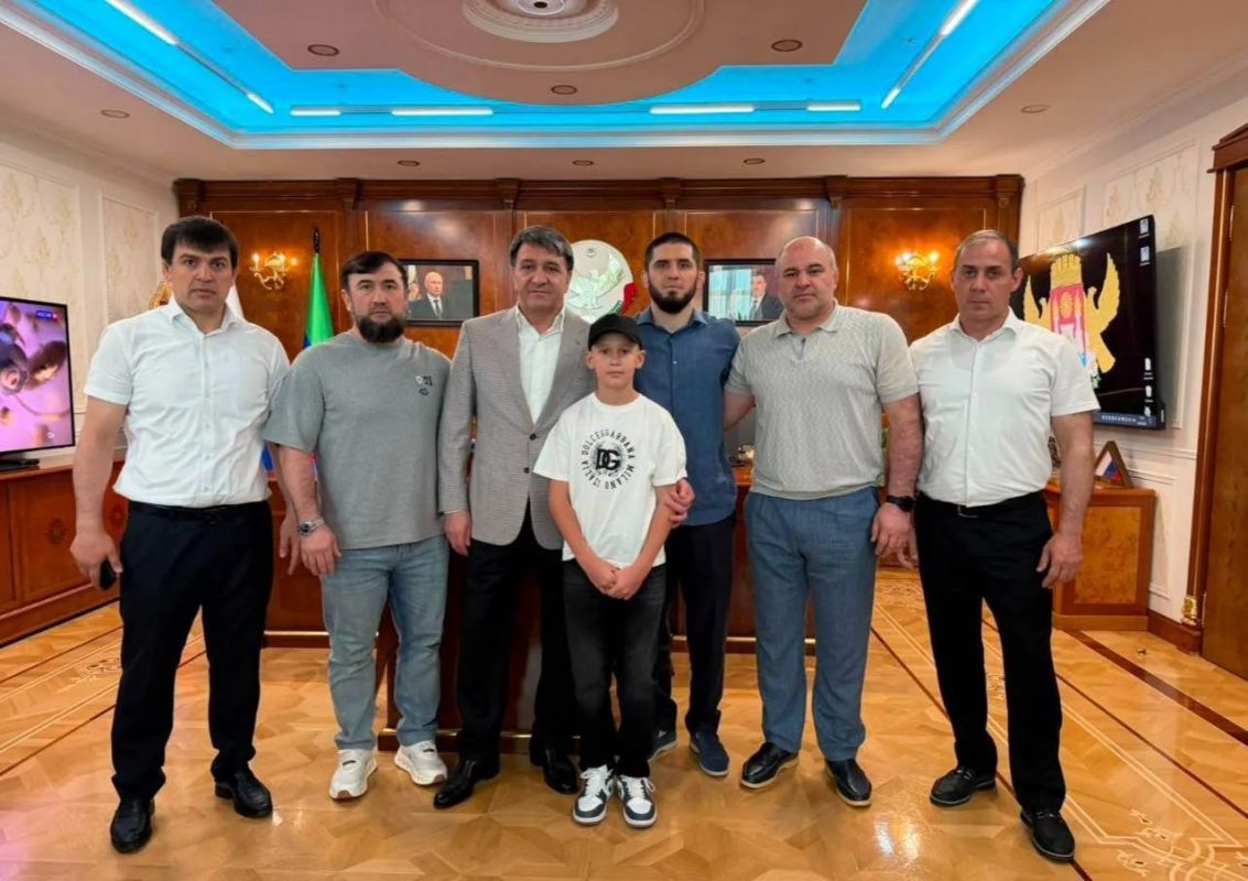 Джамбулат Салавов: Уважаемые махачкалинцы!. Сегодня в Махачкале состоялась рабочая встреча, в которой приняли участие министр физической культуры и спорта Республики Дагестан Сажид Сажидов и наш прославленный земляк... Джамбулат Салавов: Уважаемые махачкалинцы!. Сегодня в Махачкале состоялась рабочая встреча, в которой приняли участие министр физической культуры и спорта Республики Дагестан Сажид Сажидов и наш прославленный земляк...