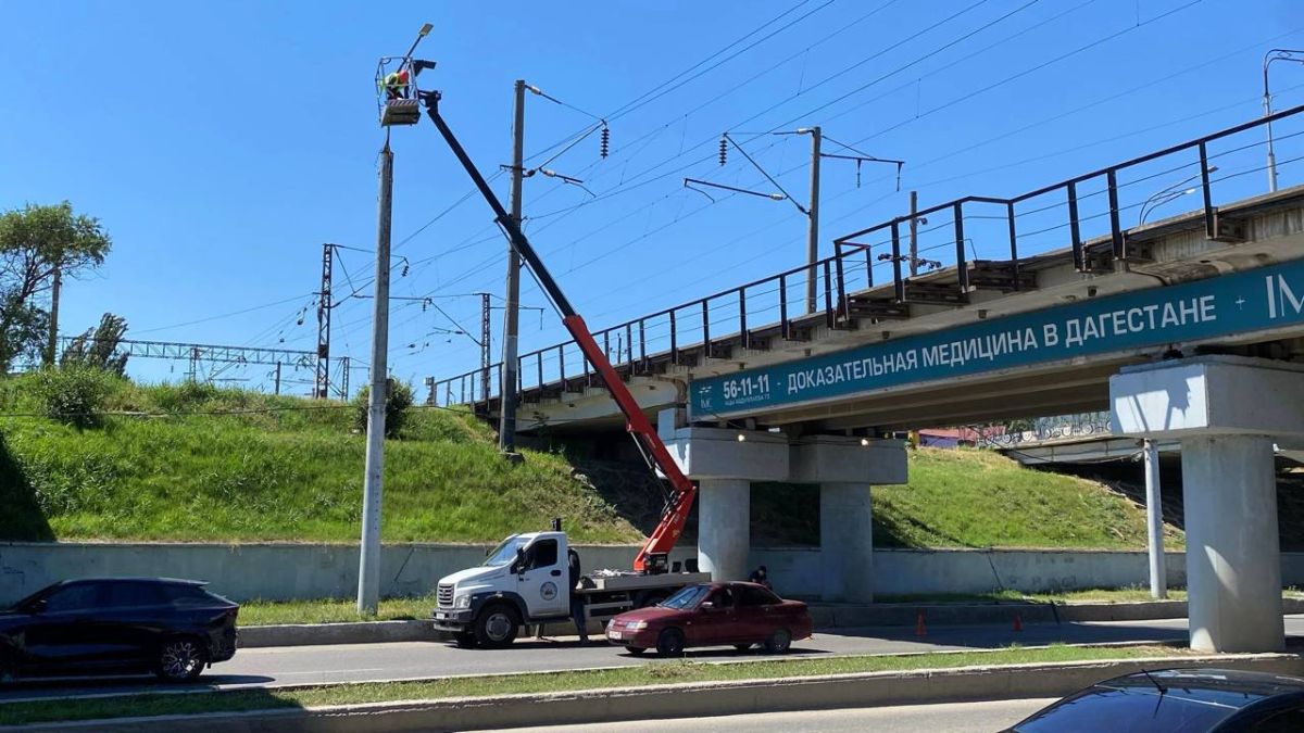 МБУ «Благоустройство» проводит замену уличных светильников на пр. Х. Булача для улучшения освещения и обеспечения безопасности населения МБУ «Благоустройство» проводит замену уличных светильников на пр. Х. Булача для улучшения освещения и обеспечения безопасности населения