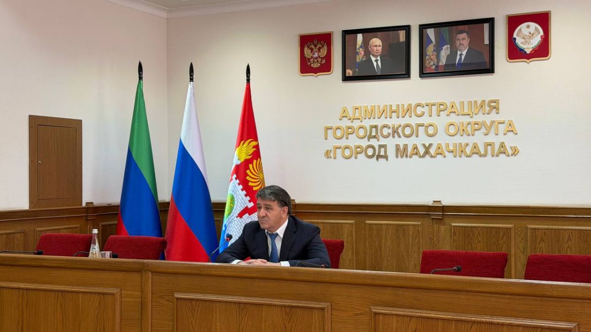 С отчетом о проделанной работе администрации Махачкалы за июнь текущего года на заседании актива города выступил заместитель Главы города — руководитель Аппарата администрации Арсен Айдиев С отчетом о проделанной работе администрации Махачкалы за июнь текущего года на заседании актива города выступил заместитель Главы города — руководитель Аппарата администрации Арсен Айдиев
