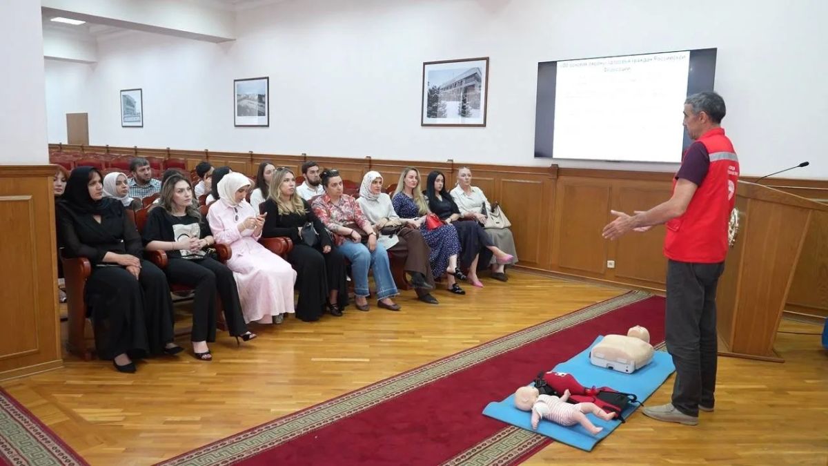 В администрации Махачкалы прошли курсы по оказанию первой медицинской помощи