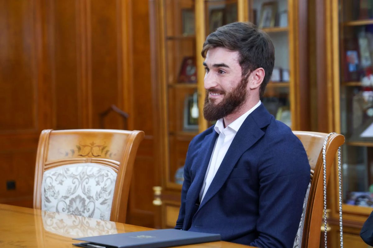 Фёдор Щукин передал молодожёнам Гаджи и Милане Ибрагимовым приглашение на всероссийский свадебный фестиваль Фёдор Щукин передал молодожёнам Гаджи и Милане Ибрагимовым приглашение на всероссийский свадебный фестиваль