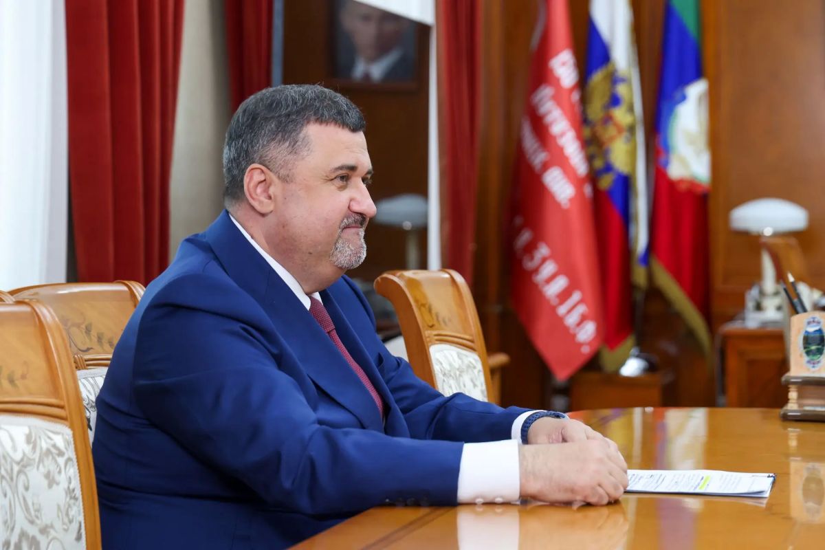 Фёдор Щукин передал молодожёнам Гаджи и Милане Ибрагимовым приглашение на всероссийский свадебный фестиваль Фёдор Щукин передал молодожёнам Гаджи и Милане Ибрагимовым приглашение на всероссийский свадебный фестиваль