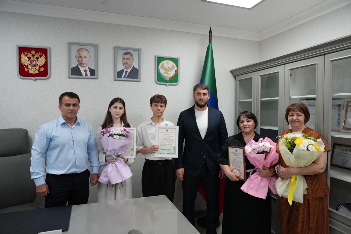 Торжественная церемония чествования стобалльников Каспийской гимназии! Торжественная церемония чествования стобалльников Каспийской гимназии!
