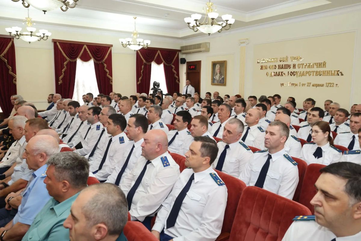 Фёдор Щукин принял участие в представлении нового прокурора Дагестана Дениса Авдеева коллективу региональной прокуратуры Фёдор Щукин принял участие в представлении нового прокурора Дагестана Дениса Авдеева коллективу региональной прокуратуры
