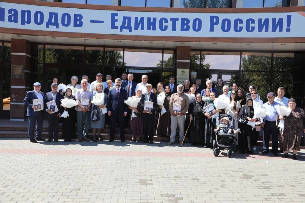 В День семьи, любви и верности премьер-министр республики Магомед Рамазанов наградил медалями «За любовь и верность» 14 супружеских пар, проживших в браке от 30 и более лет В День семьи, любви и верности премьер-министр республики Магомед Рамазанов наградил медалями «За любовь и верность» 14 супружеских пар, проживших в браке от 30 и более лет