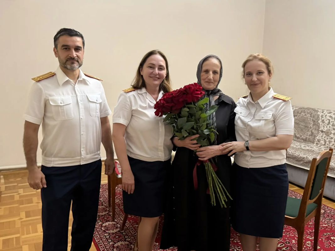 В День семьи, любви и верности сотрудники Следственного управления посетили семьи коллег, погибших при исполнении служебного долга В День семьи, любви и верности сотрудники Следственного управления посетили семьи коллег, погибших при исполнении служебного долга