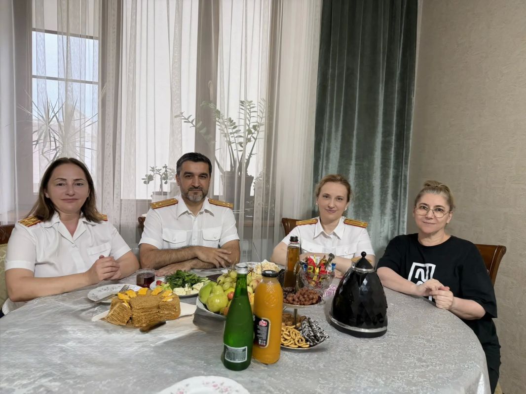 В День семьи, любви и верности сотрудники Следственного управления посетили семьи коллег, погибших при исполнении служебного долга В День семьи, любви и верности сотрудники Следственного управления посетили семьи коллег, погибших при исполнении служебного долга