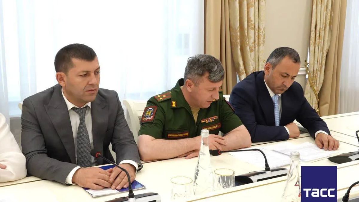 Мэр Махачкалы Джамбулат Салавов передал ордена Мужества и медали Жукова и Суворова семьям военнослужащих, погибших при проведении специальной военной операции Мэр Махачкалы Джамбулат Салавов передал ордена Мужества и медали Жукова и Суворова семьям военнослужащих, погибших при проведении специальной военной операции
