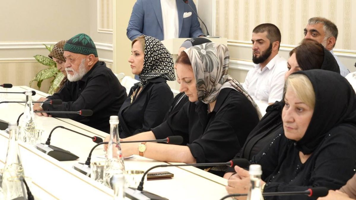 Джамбулат Салавов: Уважаемые махачкалинцы!. Сегодня провёл встречу с родными тех, кто отдал свою жизнь за нашу страну, исполняя воинский долг в ходе участия в специальной военной операции Джамбулат Салавов: Уважаемые махачкалинцы!. Сегодня провёл встречу с родными тех, кто отдал свою жизнь за нашу страну, исполняя воинский долг в ходе участия в специальной военной операции