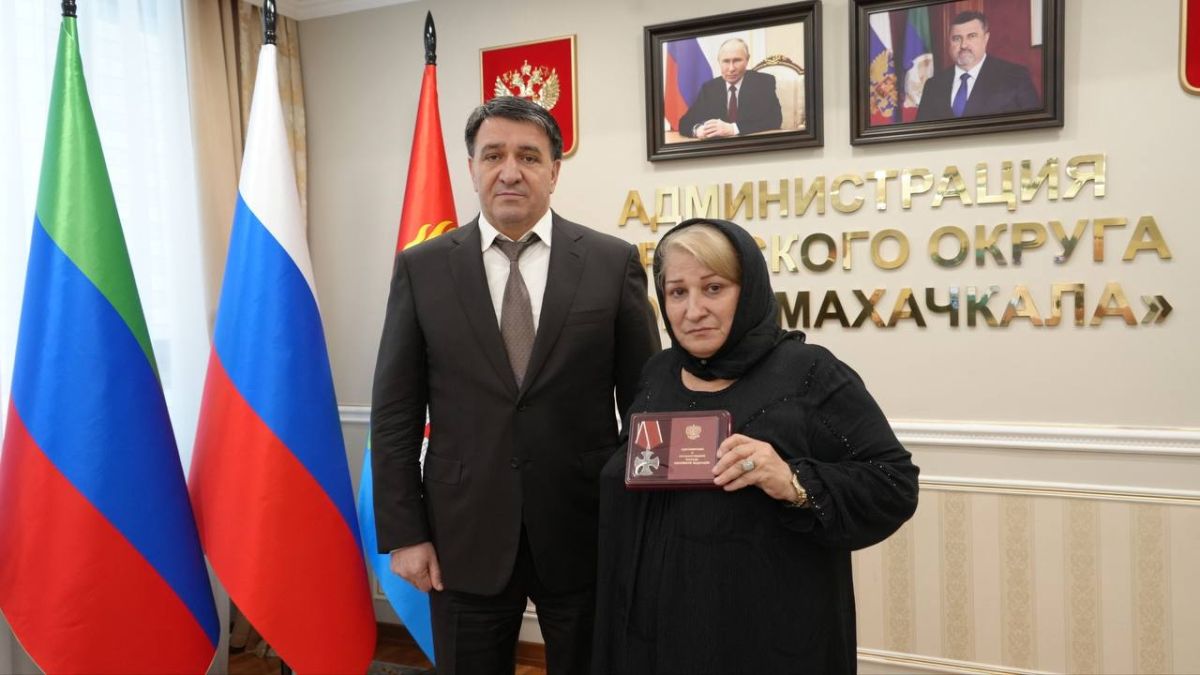 Глава Махачкалы Джамбулат Салавов вручил государственные награды семьям погибших участников СВО Глава Махачкалы Джамбулат Салавов вручил государственные награды семьям погибших участников СВО