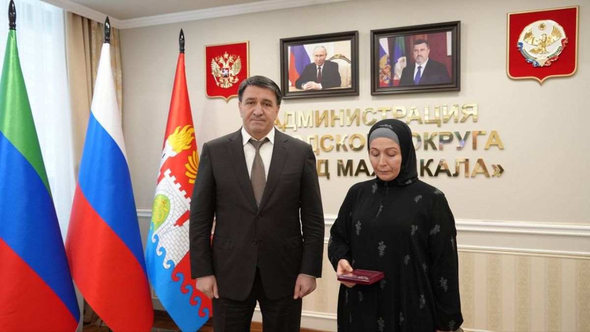 Глава Махачкалы Джамбулат Салавов вручил государственные награды семьям погибших участников СВО Глава Махачкалы Джамбулат Салавов вручил государственные награды семьям погибших участников СВО