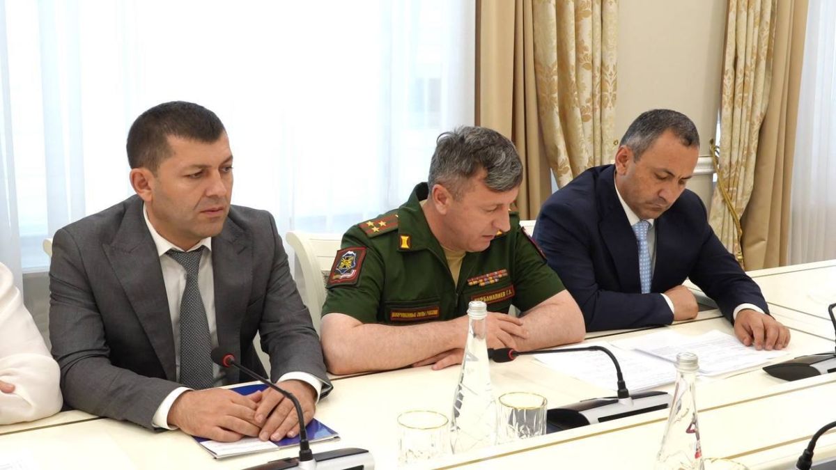 Джамбулат Салавов: Уважаемые махачкалинцы!. Сегодня провёл встречу с родными тех, кто отдал свою жизнь за нашу страну, исполняя воинский долг в ходе участия в специальной военной операции Джамбулат Салавов: Уважаемые махачкалинцы!. Сегодня провёл встречу с родными тех, кто отдал свою жизнь за нашу страну, исполняя воинский долг в ходе участия в специальной военной операции
