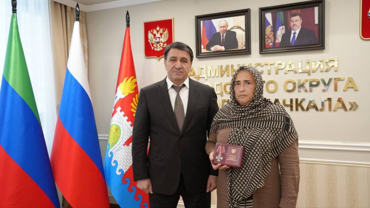 Глава Махачкалы Джамбулат Салавов вручил государственные награды семьям погибших участников СВО Глава Махачкалы Джамбулат Салавов вручил государственные награды семьям погибших участников СВО