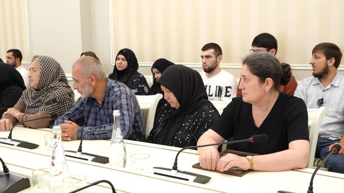 Джамбулат Салавов: Уважаемые махачкалинцы!. Сегодня провёл встречу с родными тех, кто отдал свою жизнь за нашу страну, исполняя воинский долг в ходе участия в специальной военной операции Джамбулат Салавов: Уважаемые махачкалинцы!. Сегодня провёл встречу с родными тех, кто отдал свою жизнь за нашу страну, исполняя воинский долг в ходе участия в специальной военной операции