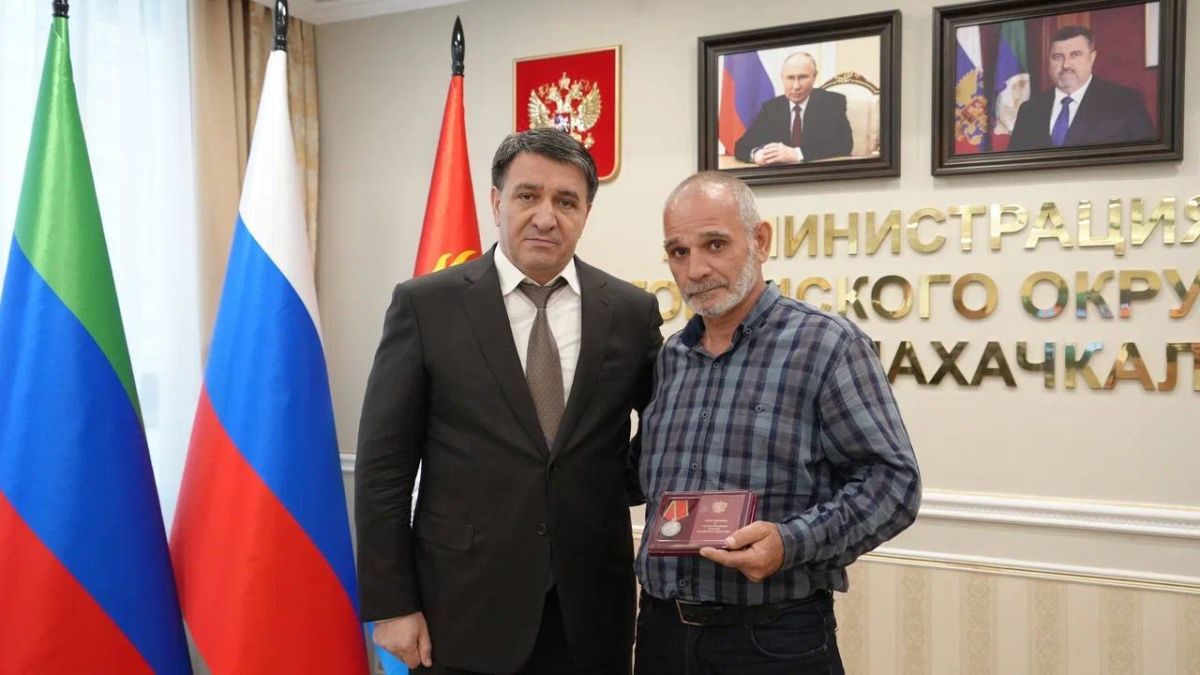 Джамбулат Салавов: Уважаемые махачкалинцы!. Сегодня провёл встречу с родными тех, кто отдал свою жизнь за нашу страну, исполняя воинский долг в ходе участия в специальной военной операции Джамбулат Салавов: Уважаемые махачкалинцы!. Сегодня провёл встречу с родными тех, кто отдал свою жизнь за нашу страну, исполняя воинский долг в ходе участия в специальной военной операции
