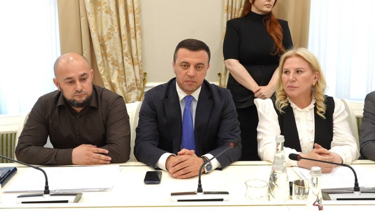 Джамбулат Салавов: Уважаемые махачкалинцы!. Сегодня провёл встречу с родными тех, кто отдал свою жизнь за нашу страну, исполняя воинский долг в ходе участия в специальной военной операции Джамбулат Салавов: Уважаемые махачкалинцы!. Сегодня провёл встречу с родными тех, кто отдал свою жизнь за нашу страну, исполняя воинский долг в ходе участия в специальной военной операции