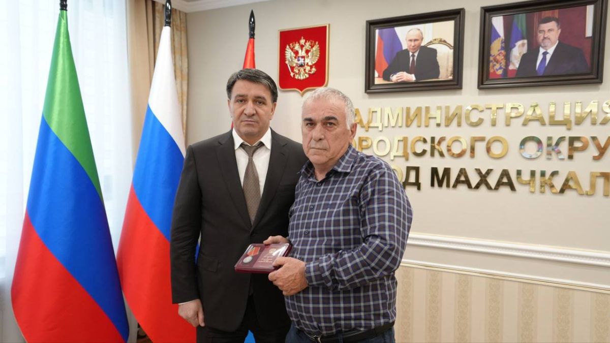 Глава Махачкалы Джамбулат Салавов вручил государственные награды семьям погибших участников СВО Глава Махачкалы Джамбулат Салавов вручил государственные награды семьям погибших участников СВО