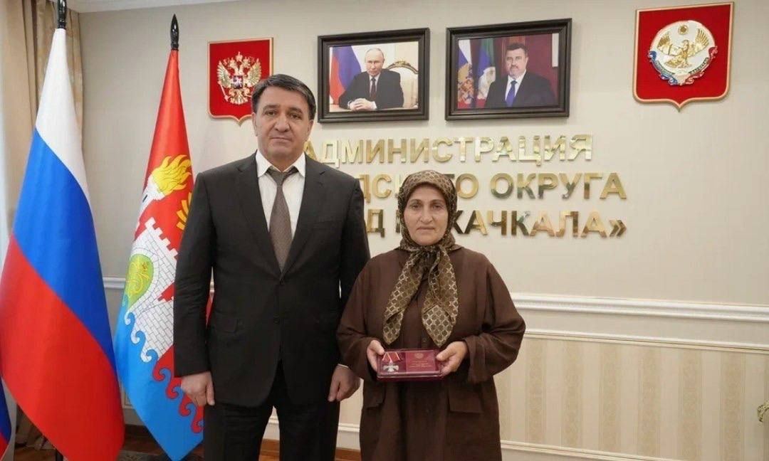 Глава Махачкалы Джамбулат Салавов вручил государственные награды семьям погибших участников СВО Глава Махачкалы Джамбулат Салавов вручил государственные награды семьям погибших участников СВО