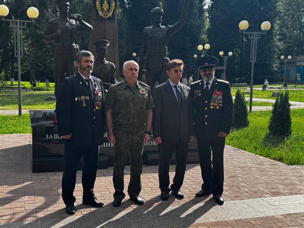 Единство и патриотизм: Художественный руководитель ансамбля «Лезгинка», заслуженный деятель искусств России Джамбулат Магомедов посетил Брянскую область Единство и патриотизм: Художественный руководитель ансамбля «Лезгинка», заслуженный деятель искусств России Джамбулат Магомедов посетил Брянскую область