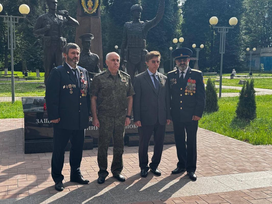 Единство и патриотизм: Художественный руководитель ансамбля «Лезгинка», заслуженный деятель искусств России Джамбулат Магомедов посетил Брянскую область Единство и патриотизм: Художественный руководитель ансамбля «Лезгинка», заслуженный деятель искусств России Джамбулат Магомедов посетил Брянскую область