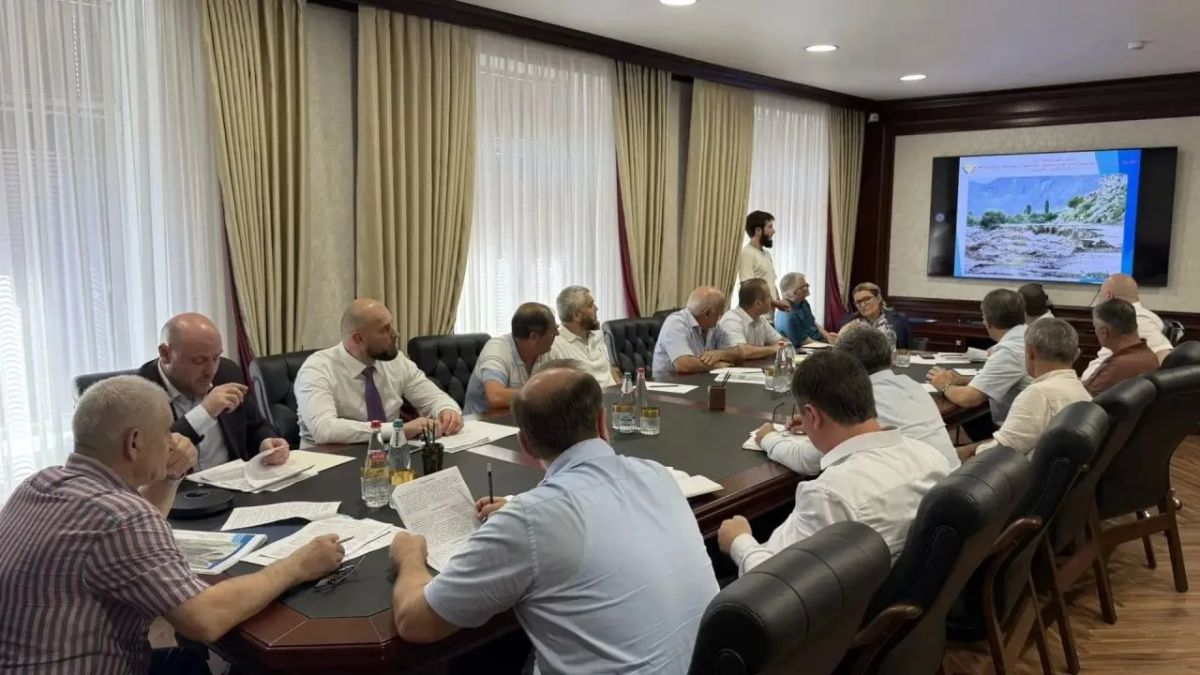 Ризван Газимагомедов обсудил восстановление дорог пострадавших после ливней Ризван Газимагомедов обсудил восстановление дорог пострадавших после ливней