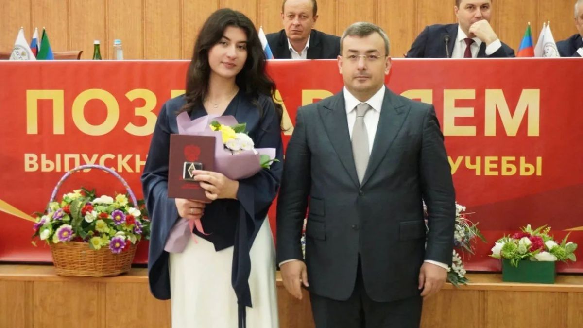 Торжественная церемония вручения красных дипломов прошла в Дагестанском государственном техническом университете Торжественная церемония вручения красных дипломов прошла в Дагестанском государственном техническом университете