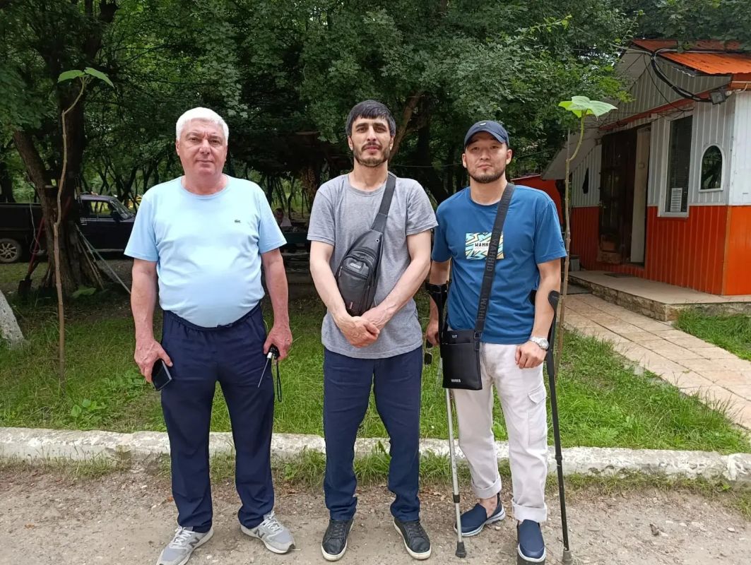 В лагере «Орлёнок» состоялась встреча, направленная на патриотическое воспитание подрастающего поколения Гостями лагеря стали участники специальной военной операции, сержант Ахмед Ахмедов и рядовой Алишер Щекобасов... В лагере «Орлёнок» состоялась встреча, направленная на патриотическое воспитание подрастающего поколения Гостями лагеря стали участники специальной военной операции, сержант Ахмед Ахмедов и рядовой Алишер Щекобасов...