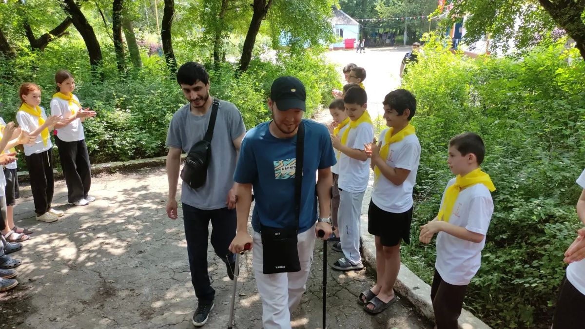 В лагере «Орлёнок» состоялась встреча, направленная на патриотическое воспитание подрастающего поколения Гостями лагеря стали участники специальной военной операции, сержант Ахмед Ахмедов и рядовой Алишер Щекобасов... В лагере «Орлёнок» состоялась встреча, направленная на патриотическое воспитание подрастающего поколения Гостями лагеря стали участники специальной военной операции, сержант Ахмед Ахмедов и рядовой Алишер Щекобасов...