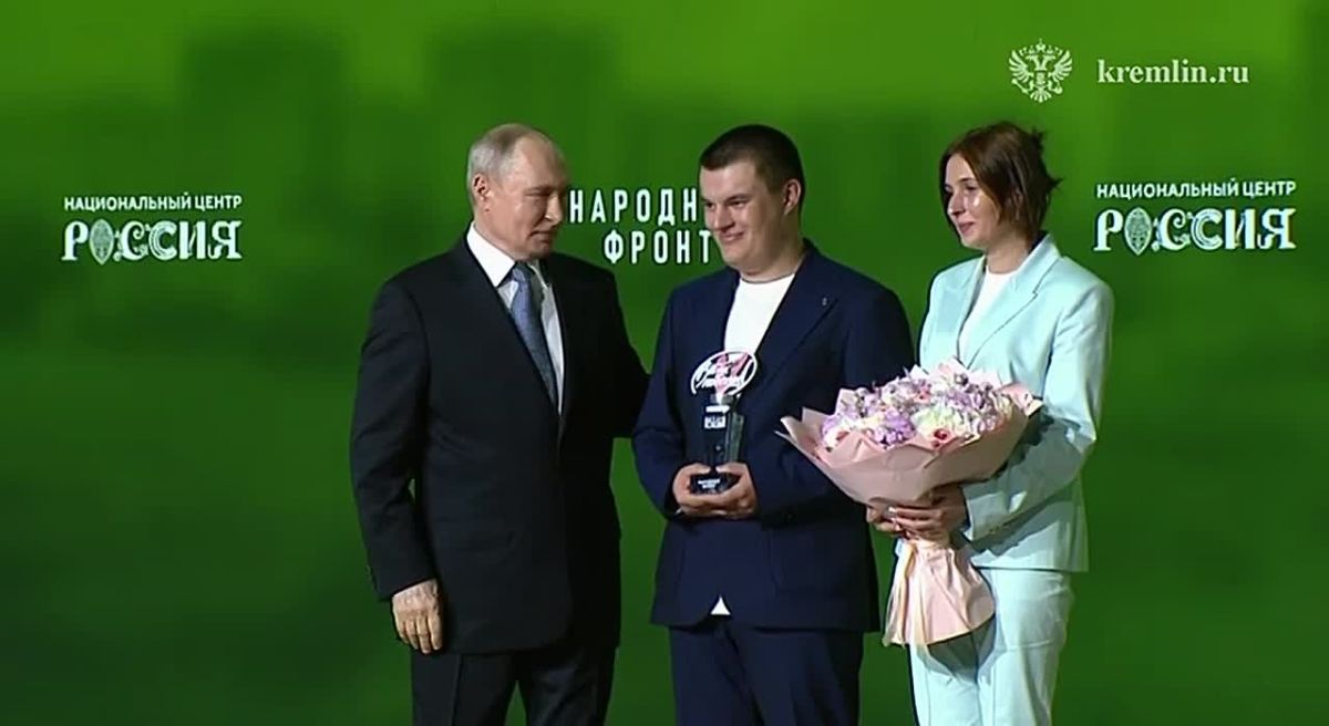 Глава государства Владимир Путин вручил премию «Все для Победы!» 19-летнему Шамилю Устарбекову из Каспийска