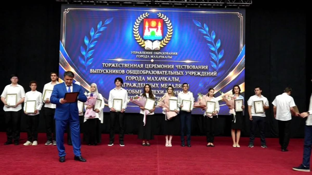 Ученик многопрофильного лицея №8 Магомед Шугаибов, только что перешедший в 11 класс, с гордостью сообщил о своем успехе на ЕГЭ по русскому языку, где он набрал максимальные 100 баллов