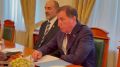 Председатель Народного Собрания РД Заур Аскендеров встретился с выпускницей Республиканского центра образования имени И.И. Ханбалаева Гюльмирой Халифатовой, которая впервые в истории республики получила максимальные 300...